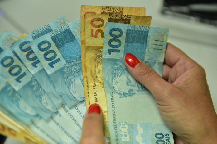 Paraná aumenta o salário mínimo para R$ 1,7 mil, o maior do país